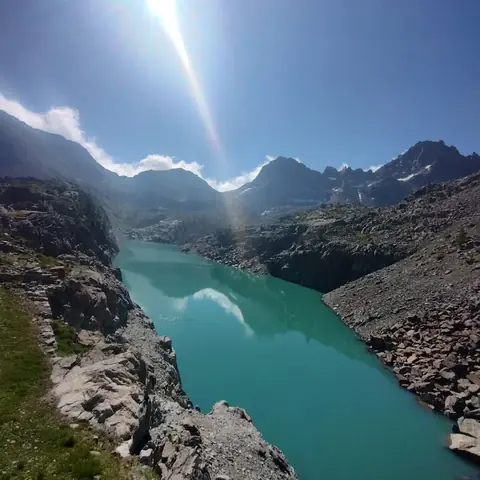 Lago turchese tra le rocce in alta montagna