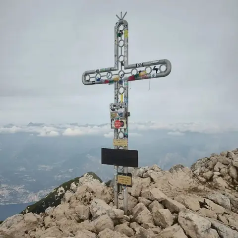 Croce di vetta tra le nuvole