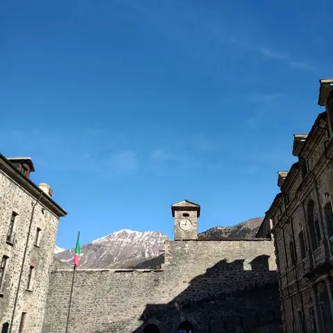 Forte di pietra con montagne innevate sullo sfondo