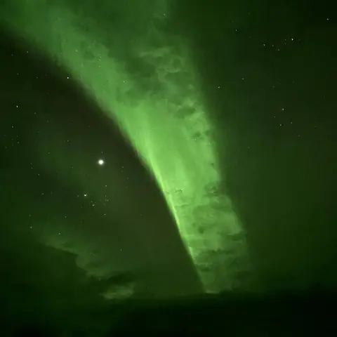 Aurora boreale verde in diagonale nel cielo stellato in Islanda