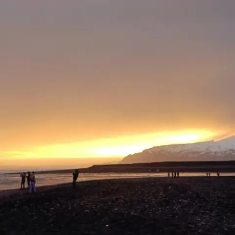 Tramonto dorato su una spiaggia islandese
