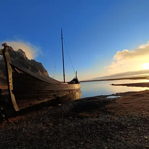 Vecchia barca di legno sulla riva nella luce del mattino in Islanda
