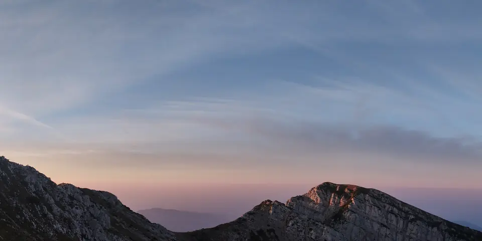 Panorama dal Monte Baldo al tramonto, con la funivia e le creste