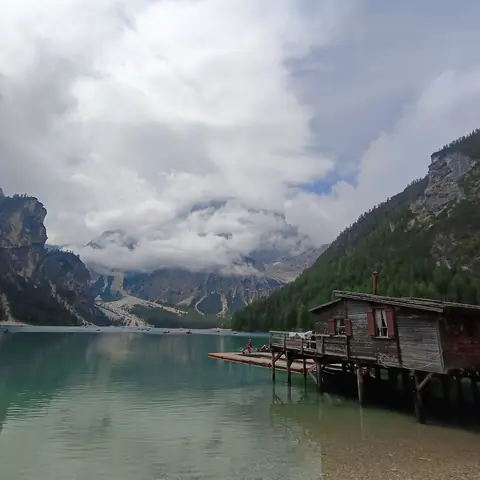 Il Lago di Braies con la casetta delle barche