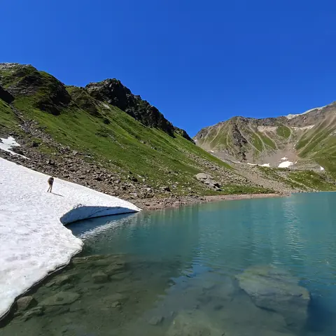 Lago turchese con la neve sulle rive in alta Val Formazza