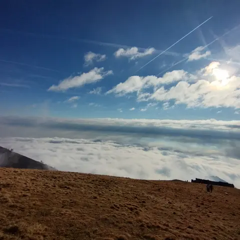 Mare di nuvole visto da un prato in quota
