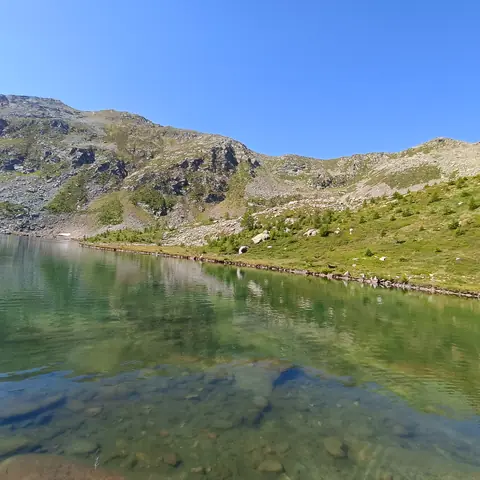 Lago alpino che riflette le montagne