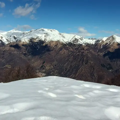 Montagne innevate viste da un pendio coperto di neve