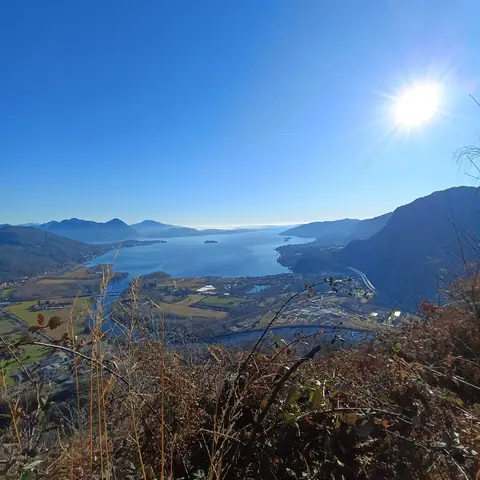 Il Lago Maggiore visto dall'alto nel sole d'inverno