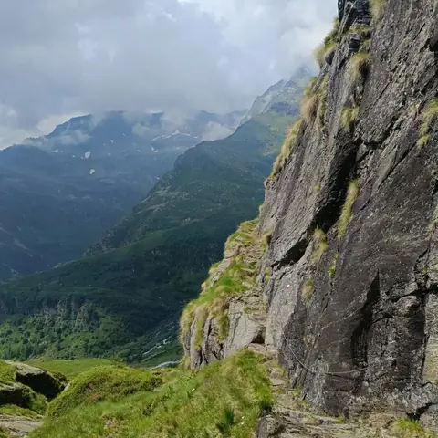 Pareti di roccia e montagne sopra Alagna Valsesia