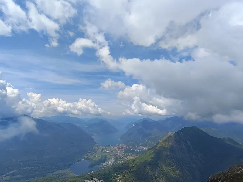 Paesaggio durante l'escursione: Monte Grona e Rifugio Menaggio