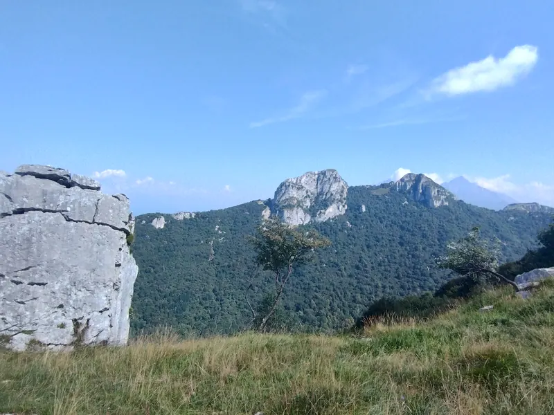 Paesaggio durante l'escursione: Monte Prasanto e Monte Rai da Canzo