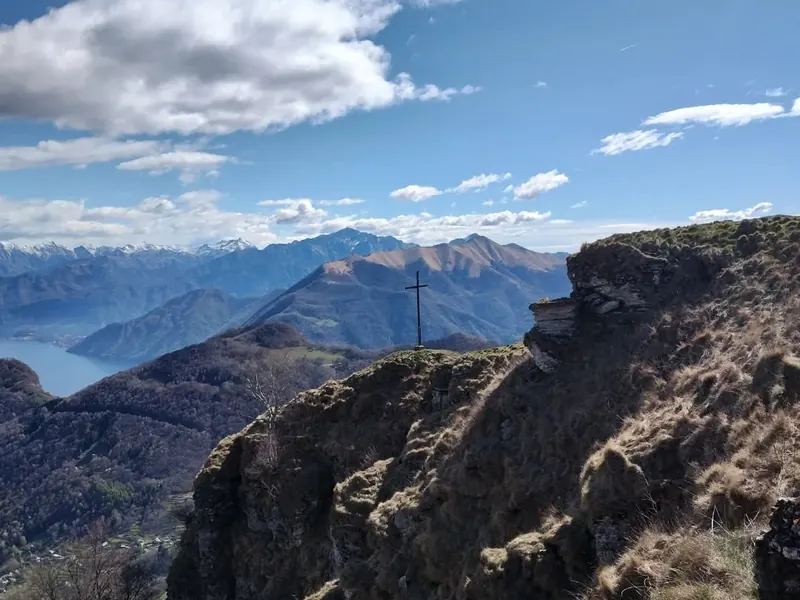Panorama sui laghi e sulle montagne dal Sasso Gordona