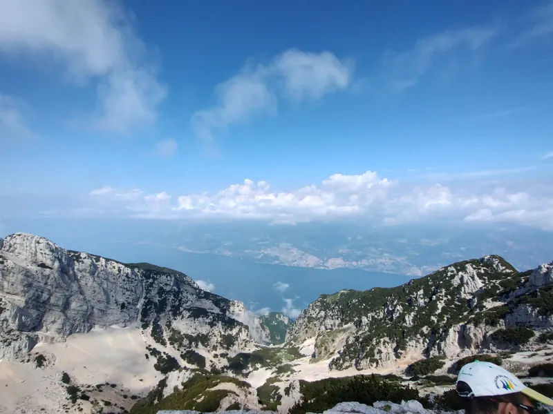 Creste e rocce del Monte Baldo con il Lago di Garda sullo sfondo